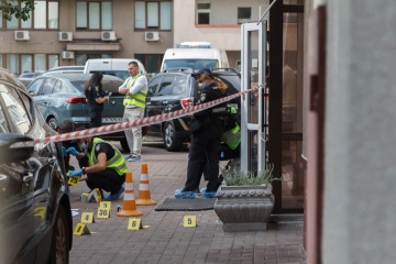 У Києві чоловік зробив понад 20 пострілів у директора клініки – постраждалий у лікарні 