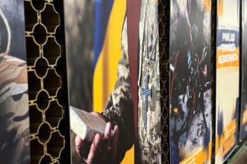 У київському метро відкрили фотовиставку, присвячену українським захисникам