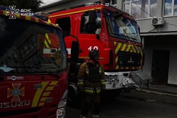 У Голосіївському районі Києва росіяни вдарили по складській будівлі