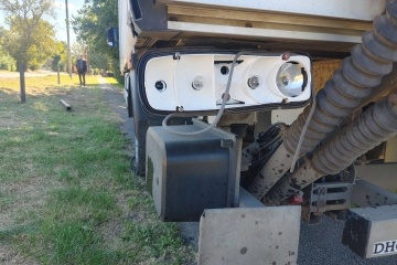 На Харківщині ворожий дрон атакував вантажівку з гумдопомогою, постраждав водій