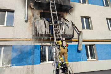 Ворожий дрон ударив по п'ятиповерхівці в селищі на Харківщині, є постраждала