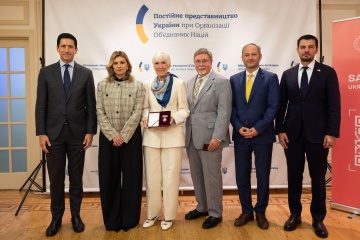 Olena Zelenska entrega la Orden de la Princesa Olga a la filántropa Gail Miller