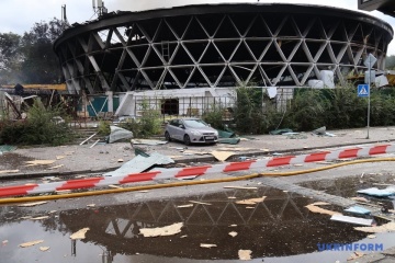 У Києві дрон РФ влучив у Залізничний ринок, відомий як «Шайба»