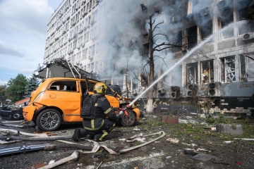 Ataque ruso a Kyiv mata a dos personas e hiere al menos 43 más