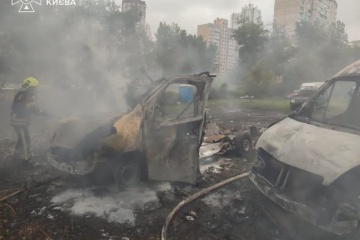 У Дарницькому районі Києва через атаку РФ горіли автомобілі