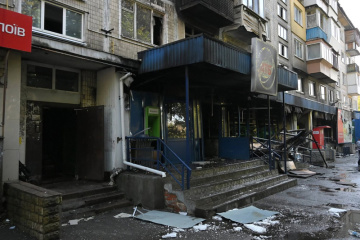 У Солом'янському районі Києва російський дрон влучив між п'ятиповерхівкою і магазином, є постраждалі