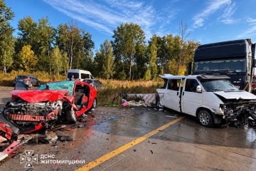 На Житомирщині зіткнулися чотири автомобілі: травмувалися шестеро людей, серед них - діти