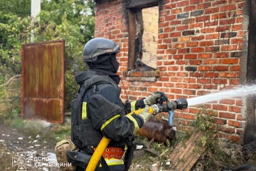 РФ завдала удару по Великому Бурлуку на Харківщині, виникла пожежа