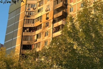 У Дарницькому районі Києва дрон влучив у багатоповерхівку, є постраждала 