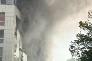 Росіяни вдарили по бізнес-центру у Дніпрі: троє людей загинули, 12 поранених