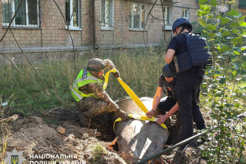 У Києві біля будинків знешкодили бойові частини двох балістичних ракет