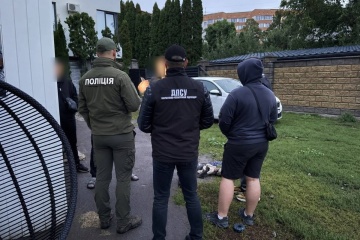 Працівниця ДМС та двоє чоловіків підозрюються в організації переправлення людей через кордон - ДПСУ