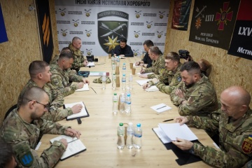 Виплати військовим, дрони та артилерія: Зеленський провів нараду з командирами на Лиманському напрямку