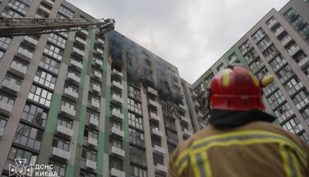 Extinguen un incendio en un edificio de apartamentos de 16 pisos dañado por un ataque ruso en el distrito de Podilsky de Kyiv 