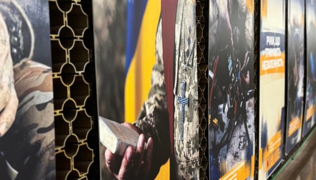 У київському метро відкрили фотовиставку, присвячену українським захисникам