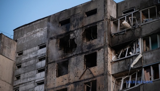 У Києві через влучання російського дрона у багатоповерхівку постраждали троє людей