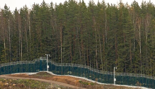 У Фінляндії завершили зведення 200-кілометрового паркану на кордоні з Росією