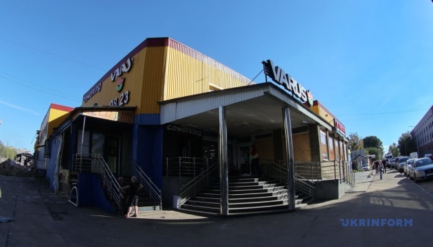 Під час російської атаки на Київ був пошкоджений супермаркет Varus