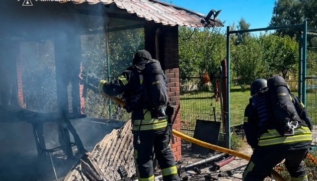 Rusya'nın insansız hava araçları, 24 saat içinde Kyiv bölgesine saldırarak üç kişiyi yaraladı ve 30'dan fazla tesisi hasara uğrattı.