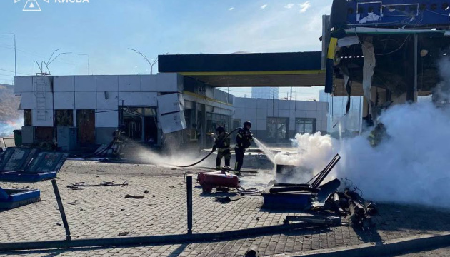У Києві через російські атаки по АЗС - п'ятеро постраждалих, серед них - рятувальник