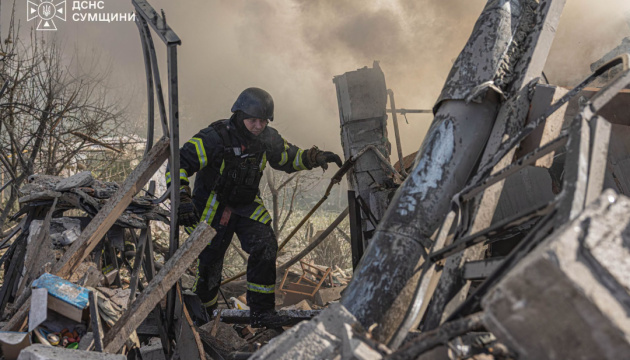 Guerre en Ukraine : un civil tué et quinze autres blessés dans des frappes russes sur la région de Soumy