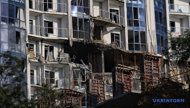 Дрон влучив у багатоповерхівку в Одесі, щонайменше троє постраждалих, серед яких трирічна дитина