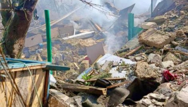 Військові РФ вдарили авіабомбою по Запорізькому району, є загибла і поранений