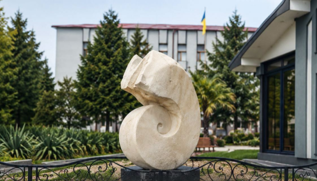 На Закарпатті митці з семи країн створюють роботи для «Карпатського скульптурного шляху»