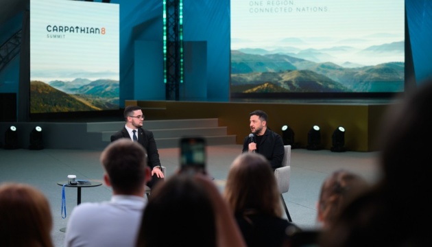 Zelensky meets with young people from Carpathian Eight countries