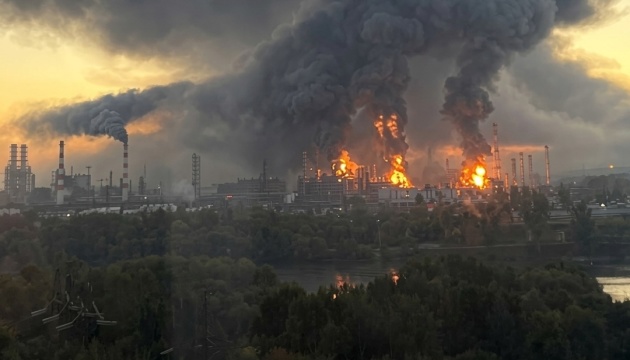 L’Ukraine lance une attaque d’envergure contre Moscou, visant une raffinerie et un entrepôt