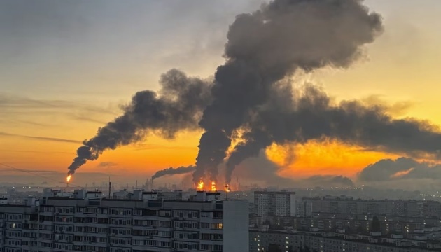 Zelensky confirme des frappes contre une entreprise clé de l’industrie pétrolière dans la région de Moscou