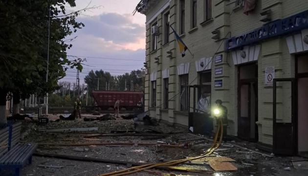Війська РФ ударили по залізничному вокзалу в Лозовій