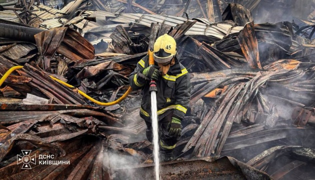 У Бориспільському районі ліквідували пожежу на складі після атаки РФ