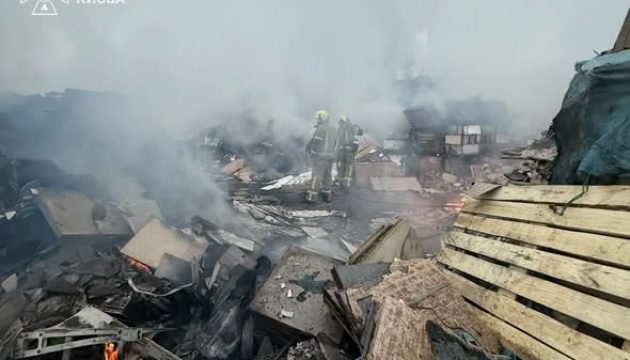 У Голосіївському районі Києва ліквідували пожежу, яка виникла через ранкову атаку РФ
