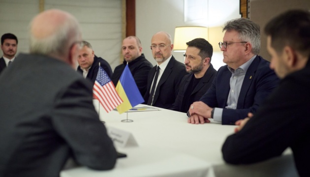 Zelensky aborda las sanciones y las necesidades de protección antibalística con senadores de EE.UU.
