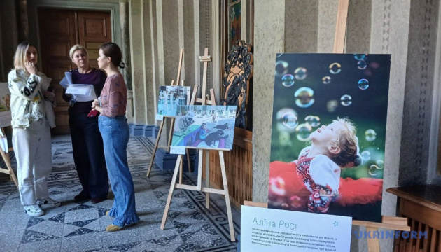«Де(ти)нство»: у Чернівцях відкрили фотовиставку про дітей, які потребують паліативної допомоги