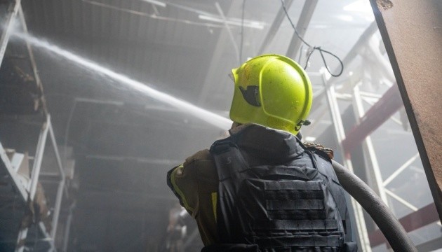 Росіяни влучили у торговельний центр в Одеському районі