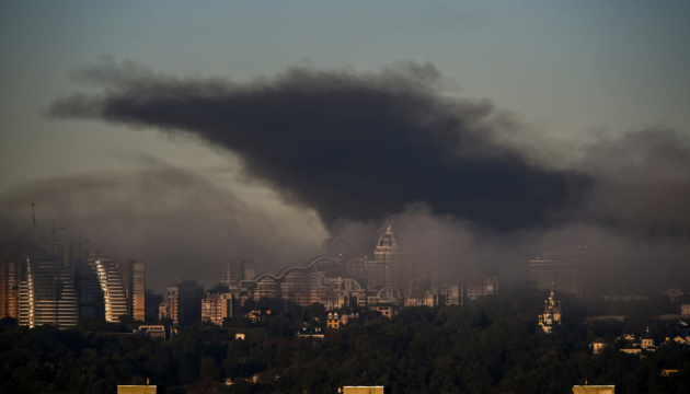 Ataque ruso a Kyiv deja un muerto y ocho heridos