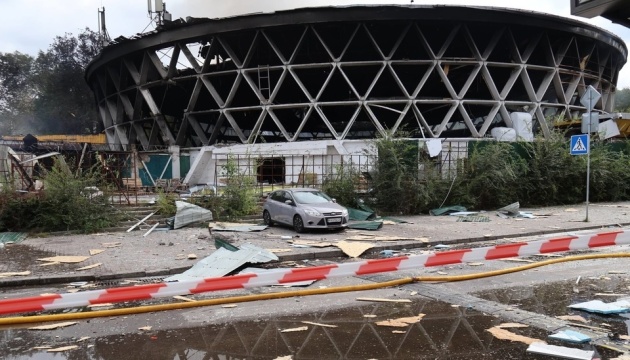 У Києві дрон РФ влучив у Залізничний ринок, відомий як «Шайба»