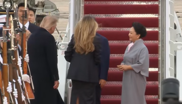 Трамп зустрів Сі Цзіньпіна біля трапа літака після його прибуття до США