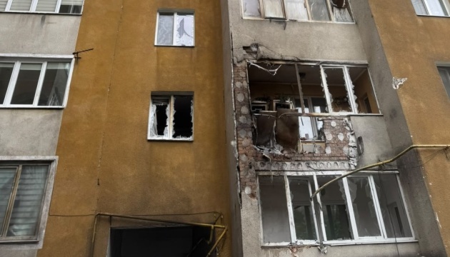 У Хмельницькому російський дрон поцілив у багатоповерхівку