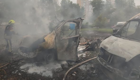 У Дарницькому районі Києва через атаку РФ горіли автомобілі