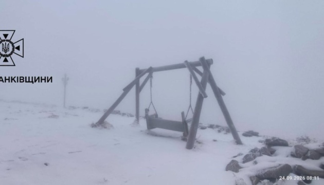 У Карпатах зимова погода: на горі Піп Іван сніг та 3° морозу
