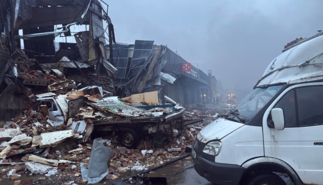 У Києві внаслідок обстрілів пошкоджене сортувальне депо «Нової пошти»