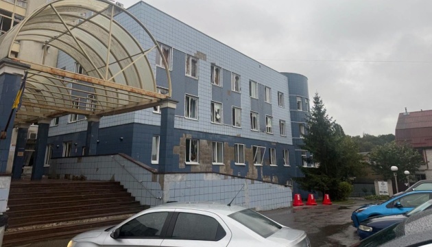 У Подільському районі Києва через російську атаку пошкоджений медзаклад