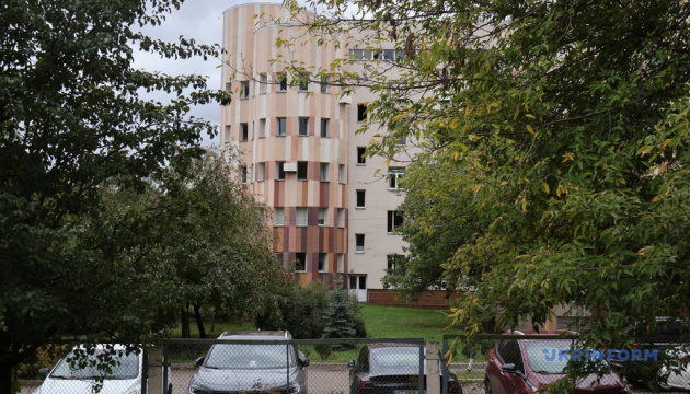 У Києві під час обстрілу РФ пошкоджений пологовий будинок