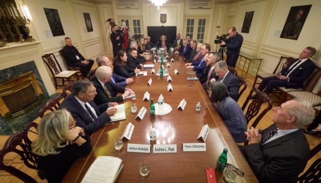 Zelensky meets US think tank leaders and experts in New York to discuss Ukraine and peace talks
