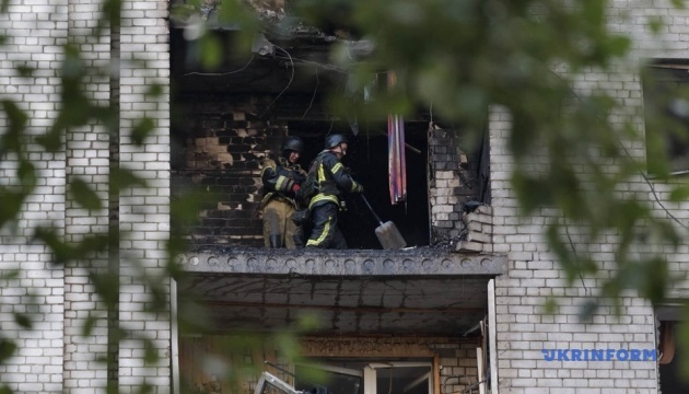 Un ataque ruso con drones contra un edificio de gran altura en Kyiv mata a un adolescente y deja siete heridos