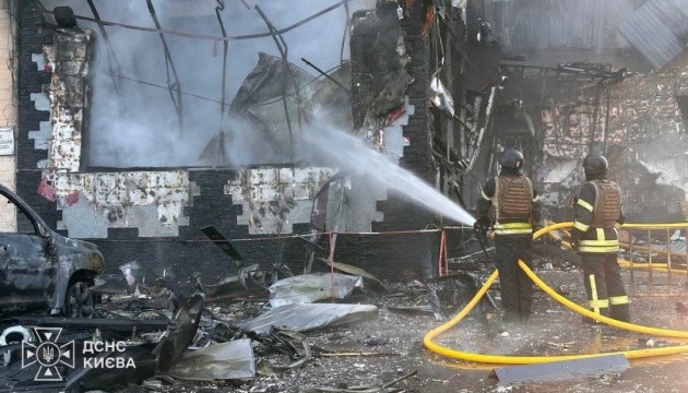 Se extinguen los incendios en Kyiv tras los ataques matutinos y se logra rescatar con vida a dos personas 