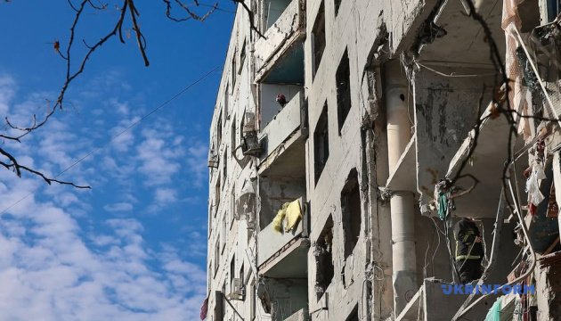  Zahl der Verletzten nach russischem Angriff auf Charkiw steigt auf 43, 46 Wohnhäuser beschädigt